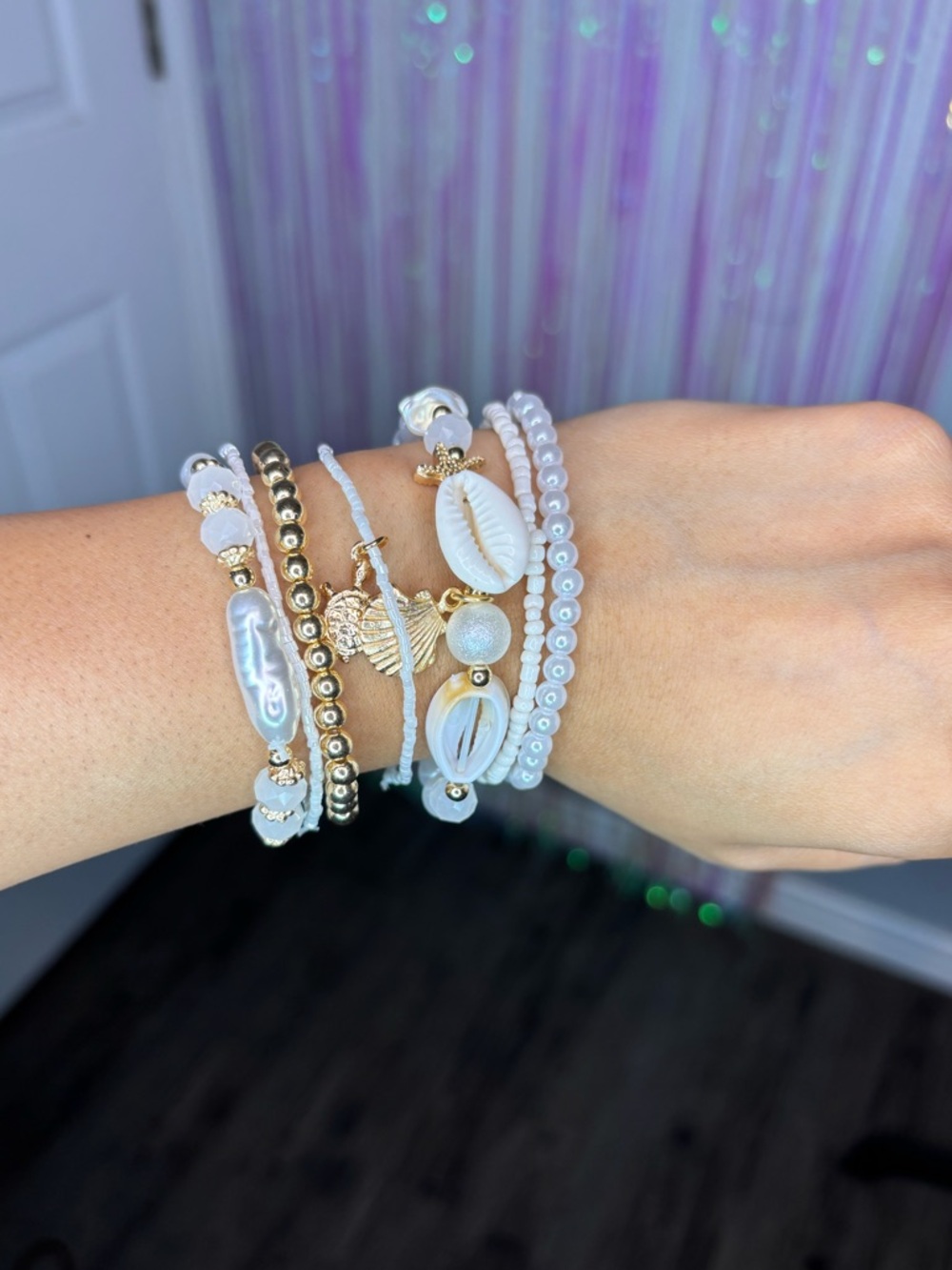 Gold & White Shell Beaded Stack Bracelet Set Lightweight Perfect Summe Accessory - Picture 2 of 6